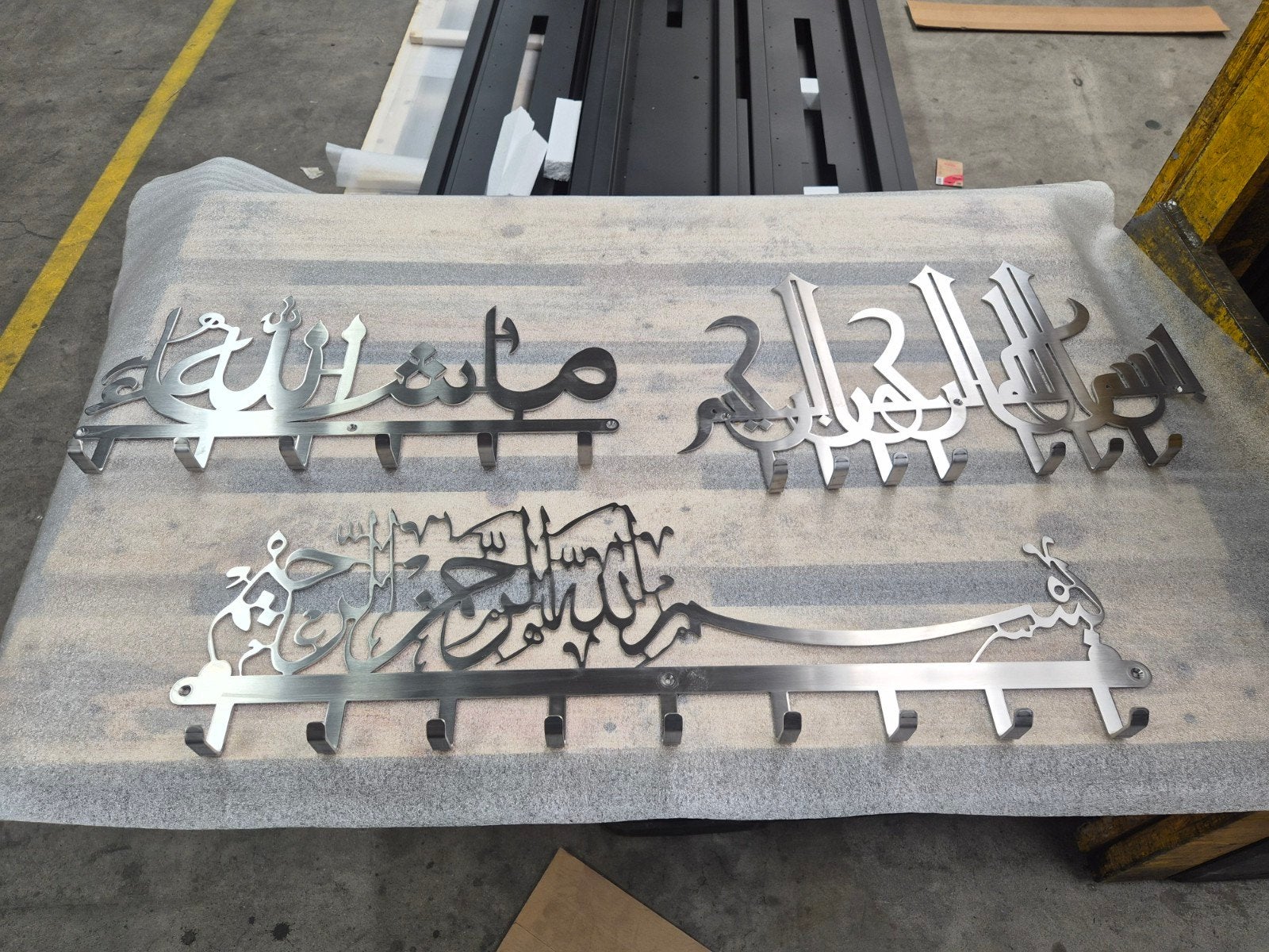 Metalen wandkapstok met Arabische kalligrafie, Huis en Inrichting, Woonaccessoires | Kapstokken, Wandkapstok, Nieuw, Ophalen of Verzenden