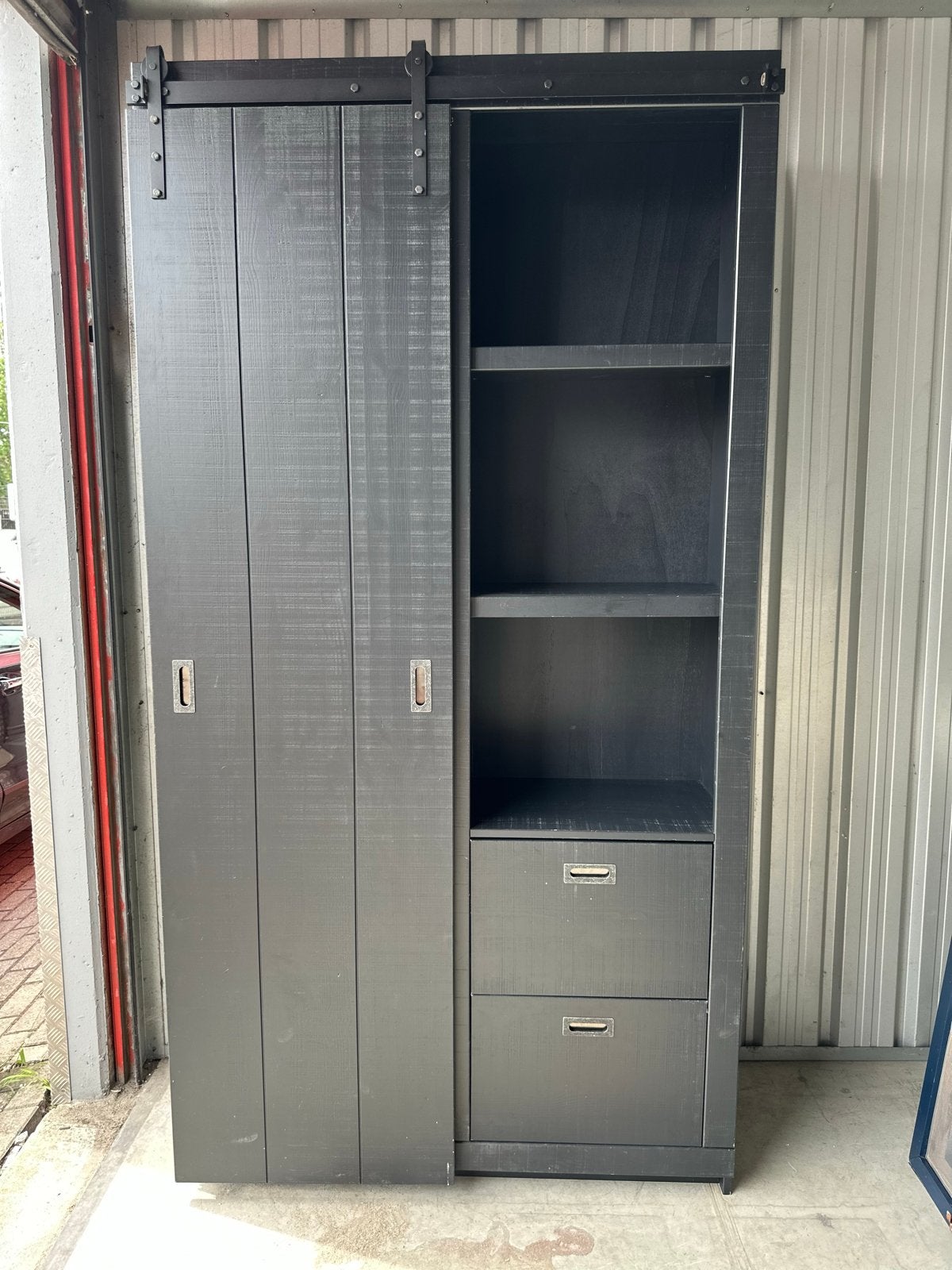 Mooie zwarte industriële kast met schuifdeur, Ophalen, Gebruikt