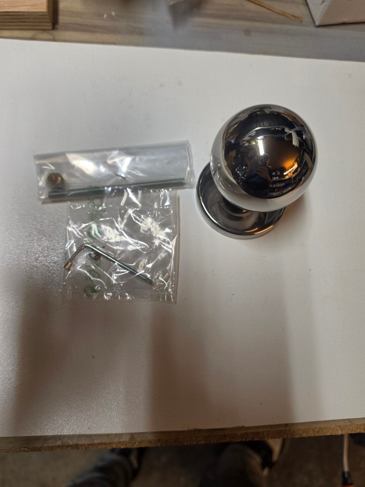 Glanzende bolvormige deurknop met bevestigingsmateriaal, Ophalen of Verzenden, Zo goed als nieuw, Chroom, Klink of Kruk