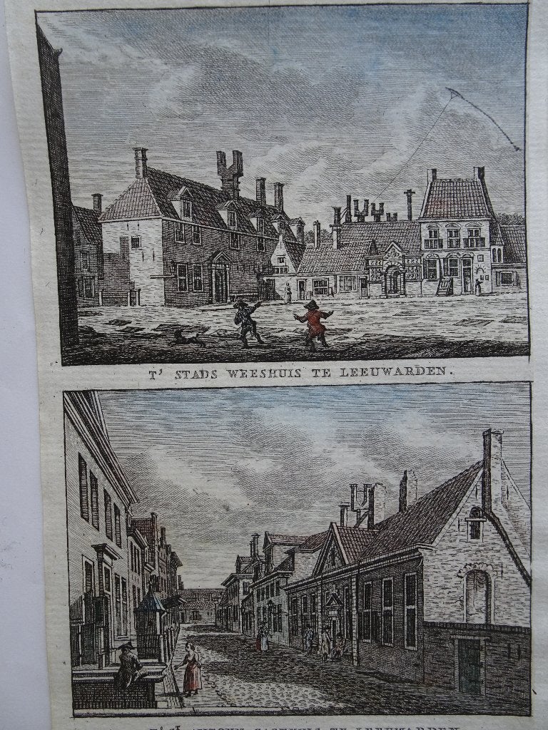gravure kleur weeshuis en gasthuis Leeuwarden, Bendorp, 1790, Antiek en Kunst, Kunst | Etsen en Gravures, Stadsgezicht, Ophalen of Verzenden