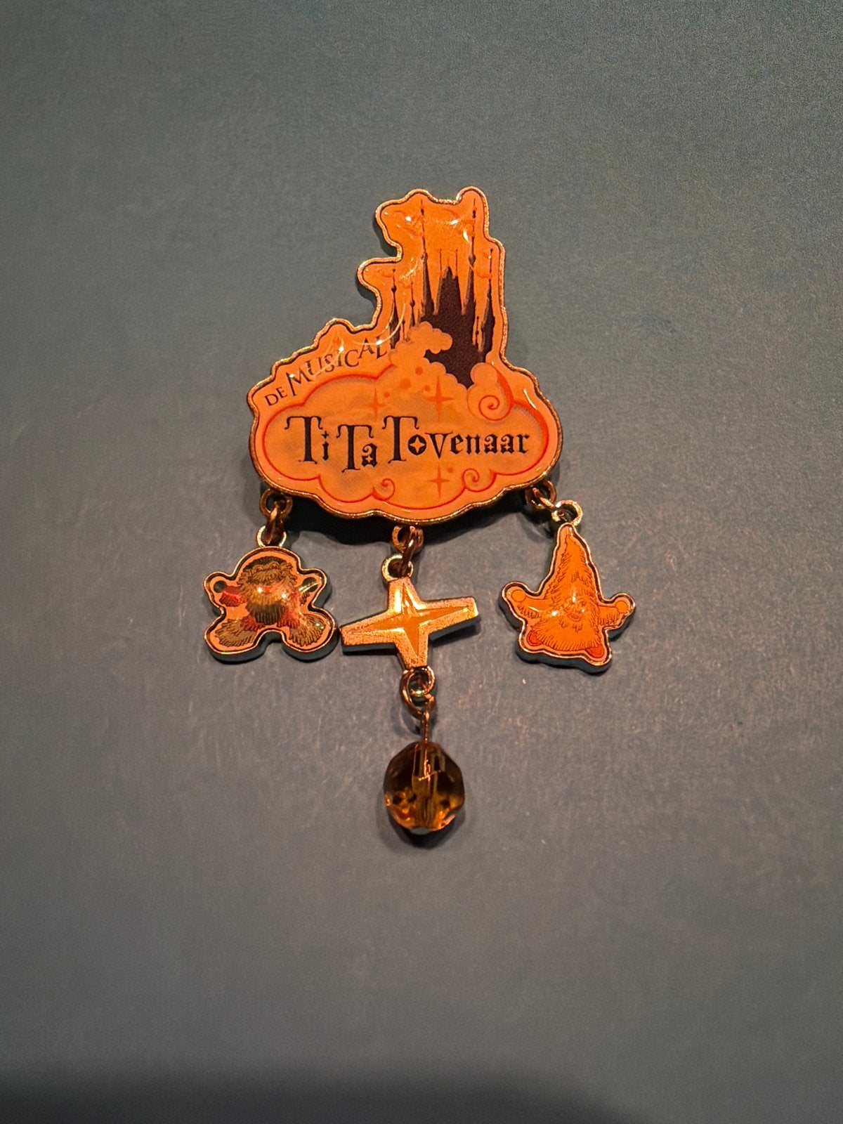 Efteling Pin - De Musical TiTa Tovenaar, Ophalen of Verzenden, Zo goed als nieuw, Button of Speldje