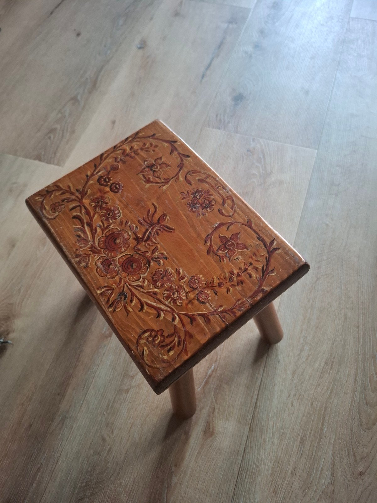 Houten krukje met bloemmotief, Ophalen, Gebruikt, Hout