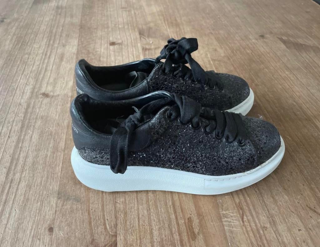 Zwarte glitter sneakers met witte zool Alexander McQueen, Kleding | Dames, Zwart, Ophalen of Verzenden, Sneakers of Gympen, Gedragen