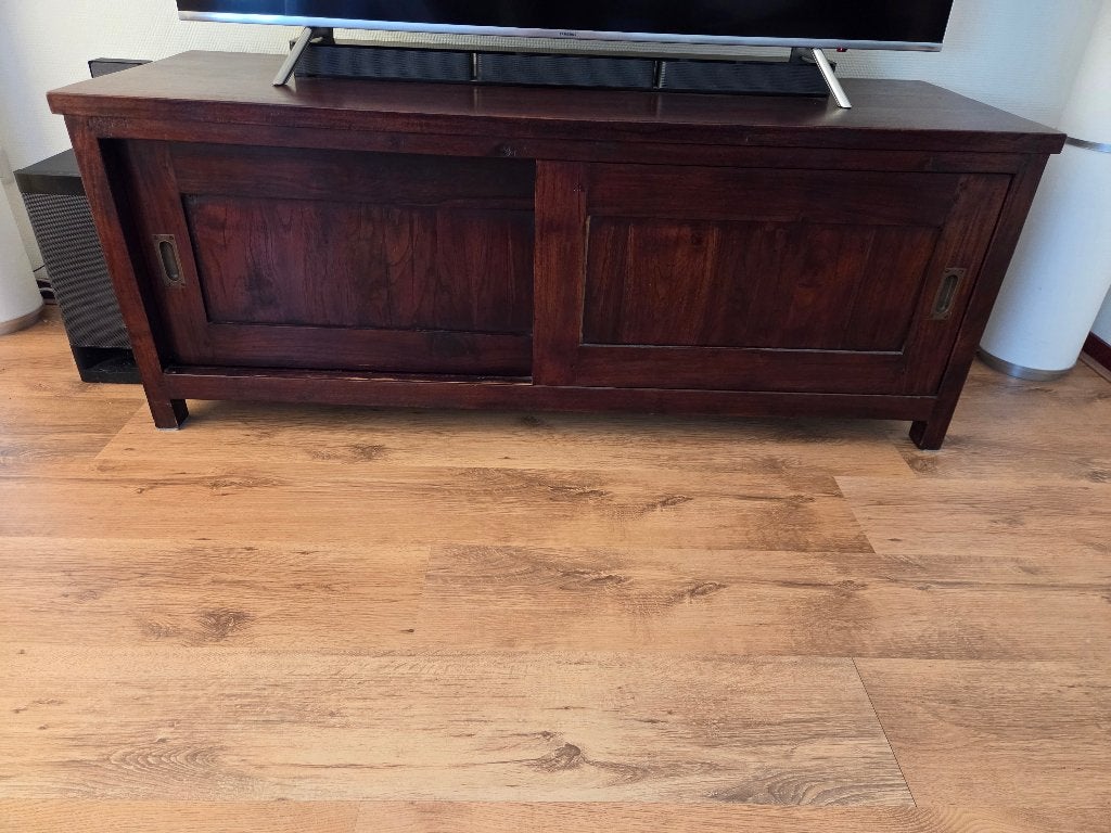 Koloniale houten (tv) kast met schuifdeuren – 142x49x55 cm, Antiek en Kunst, Antiek | Meubels | Kasten, Ophalen