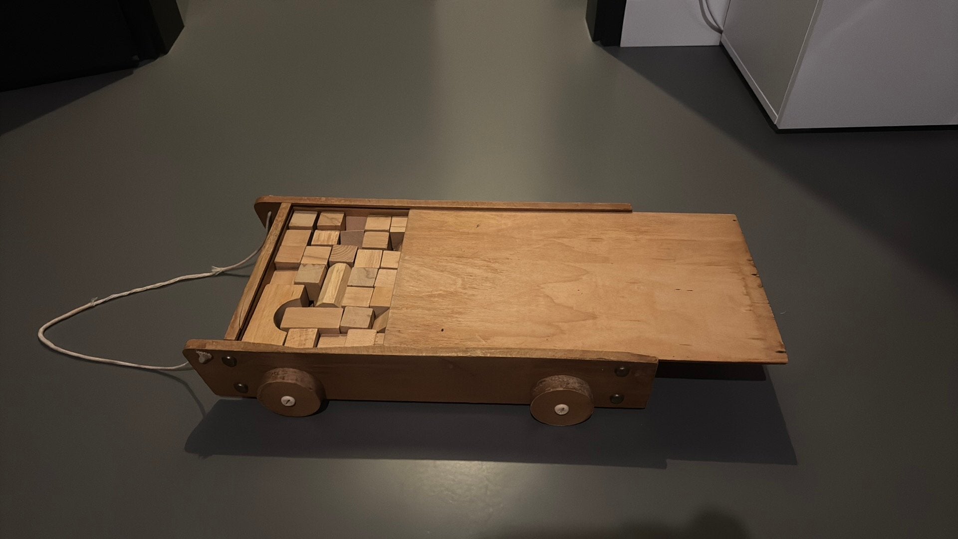 Houten blokkendoos op wieltjes, Ophalen of Verzenden, Zo goed als nieuw