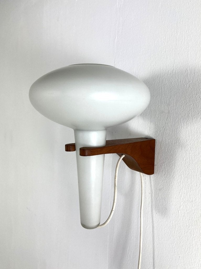 Teak wandlamp met melkglas, Artimeta, Nederland, jaren 60., Ophalen of Verzenden, Gebruikt
