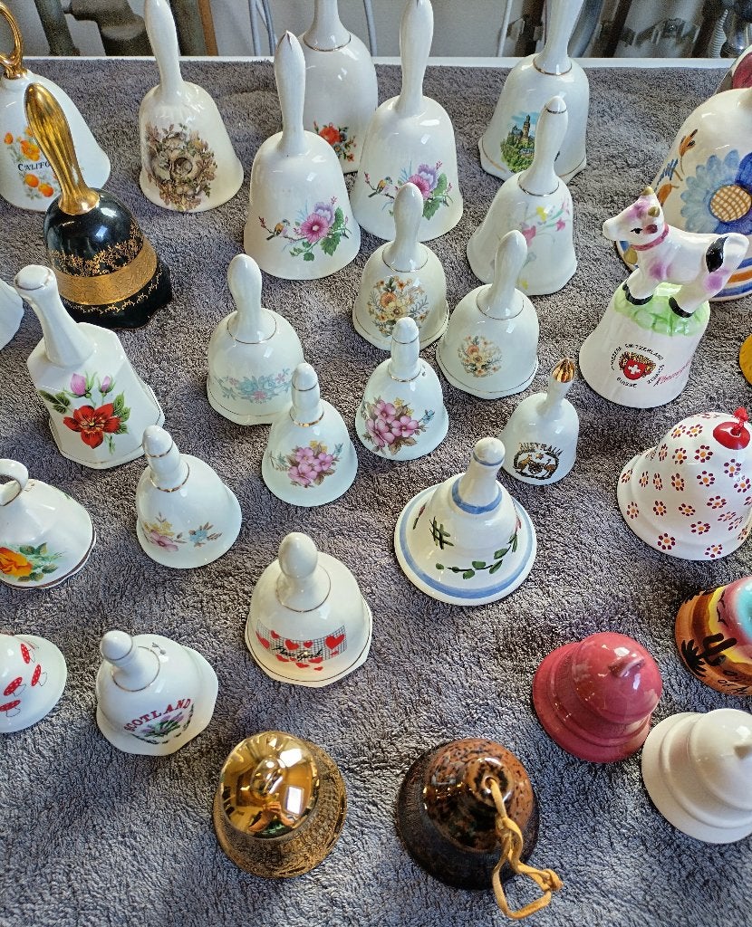 GRATIS 49 keramieken tafelbellen (o.a. souvenirs), Ophalen