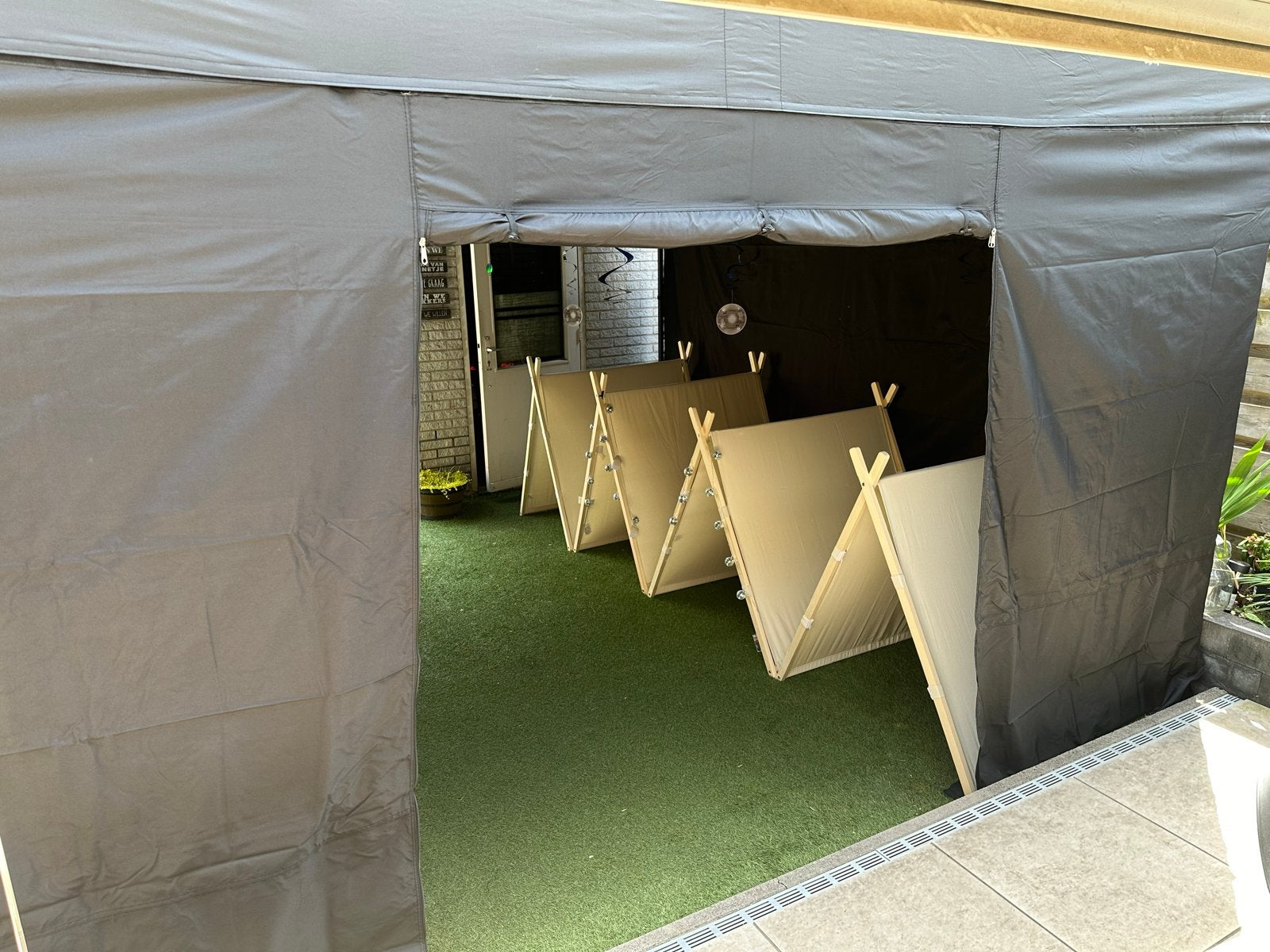 Partytent / Feesttent  te huur- Zwart (4x4 meter) omg. Breda, Opvouwbaar, Partytent, Zo goed als nieuw, 4 tot 6 meter