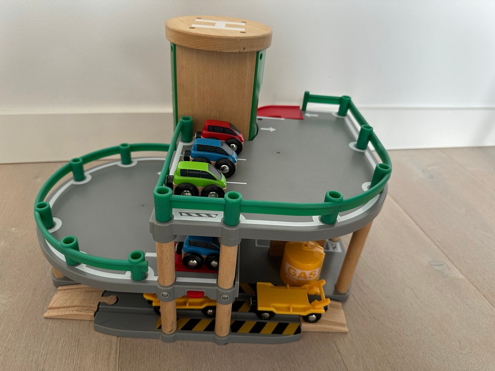 Brio Parkeergarage met extra auto's en wegdelen, Ophalen of Verzenden, Zo goed als nieuw