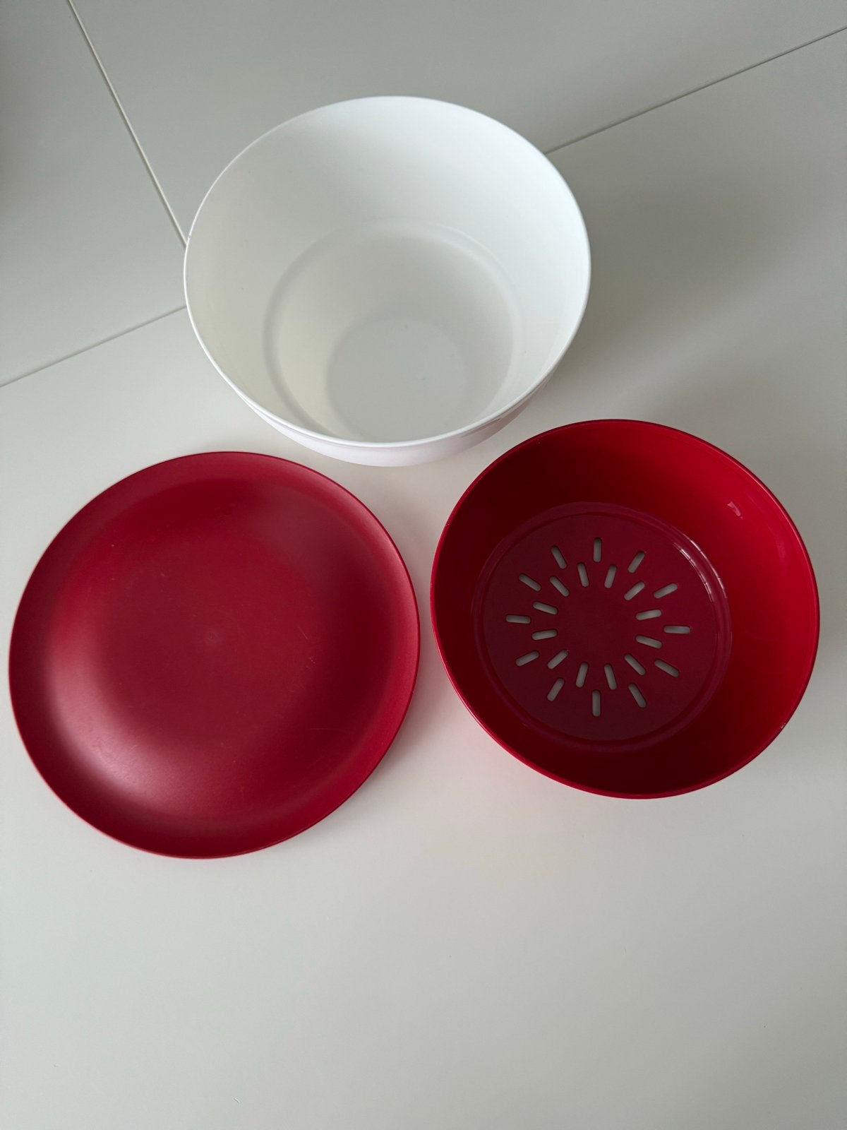 Tupperware schaal met vergiet en deksel - 1 liter, Schaal, Ophalen of Verzenden, Met deksel, Rood