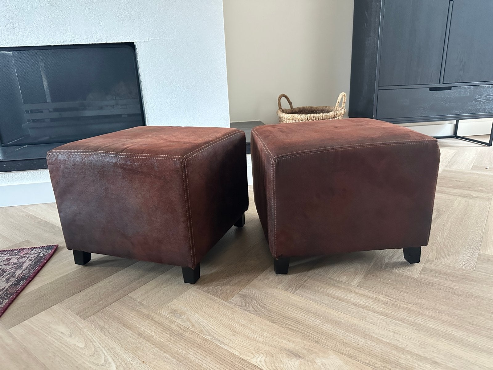 2 donkerbruine poefjes, Ophalen, Zo goed als nieuw, Vierkant, Minder dan 50 cm