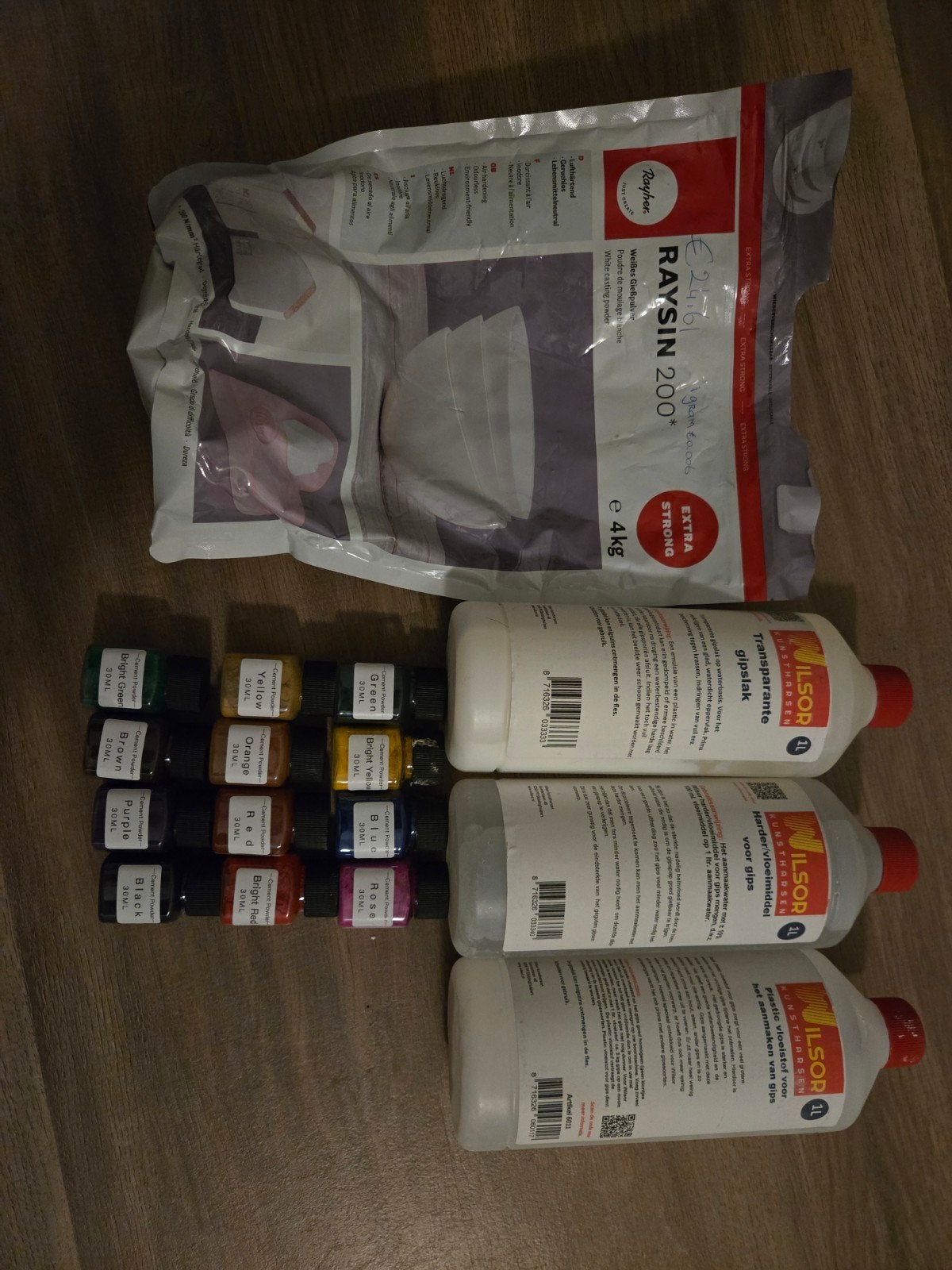 Gips en toebehoren - 1 kg gips, vloeistoffen en pigmenten, Gebruikt, Meerkleurig, Ophalen of Verzenden, Overige materialen