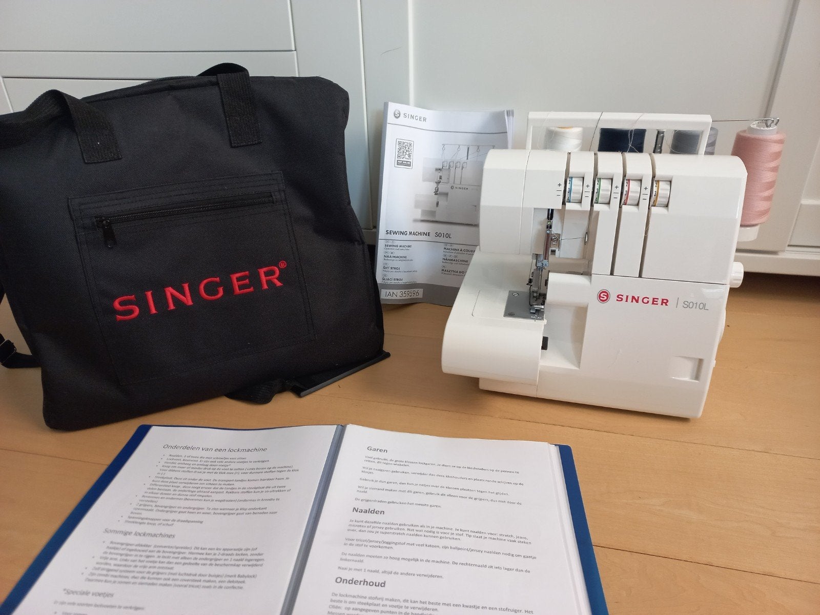Singer S010L Lockmachine met tas en cursusboek, Ophalen, Zo goed als nieuw, Lockmachine, Singer