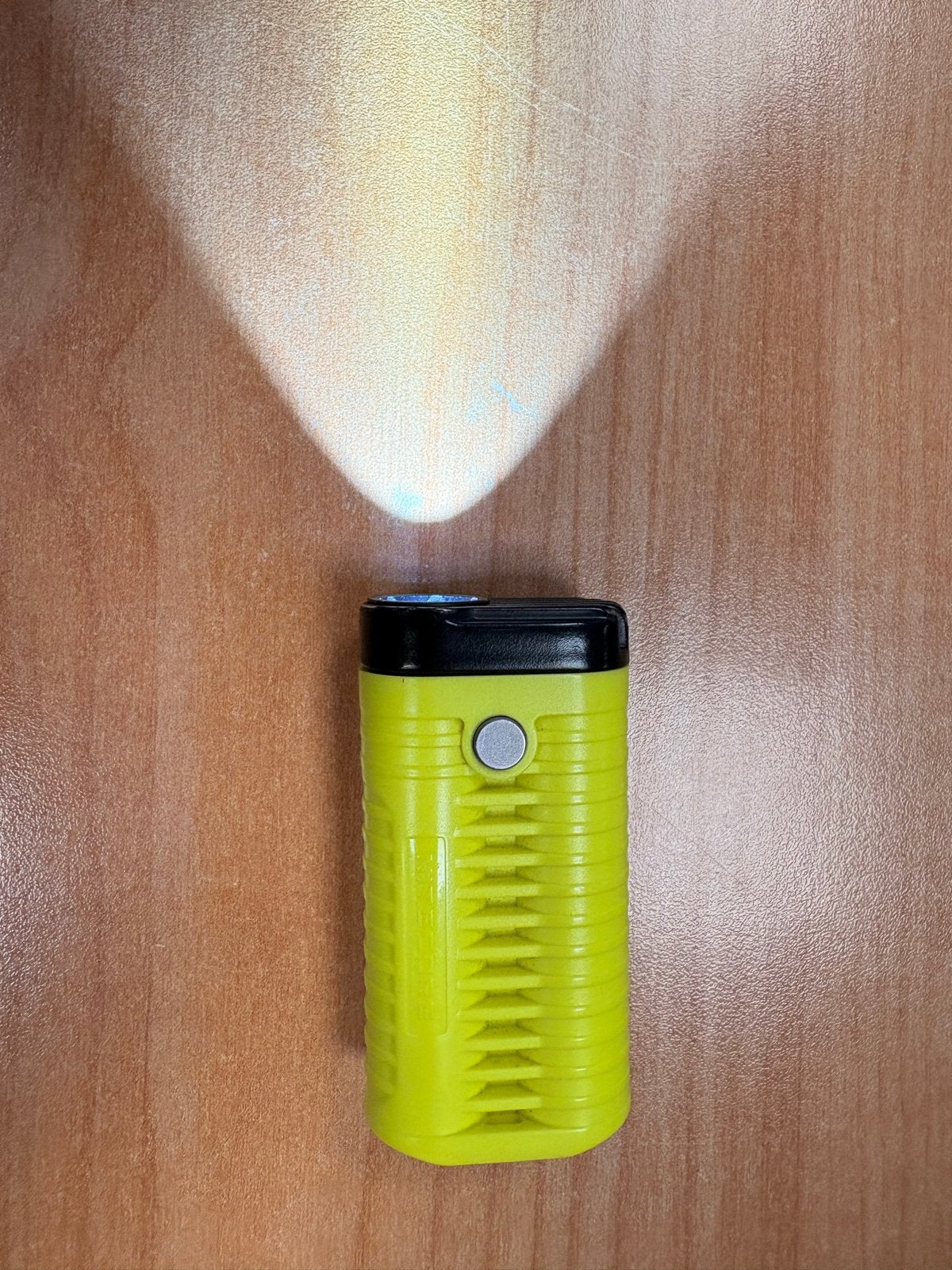 Nitecore MT22a LED Zaklamp - Compact en Krachtig, Ophalen of Verzenden, Gebruikt, Batterij