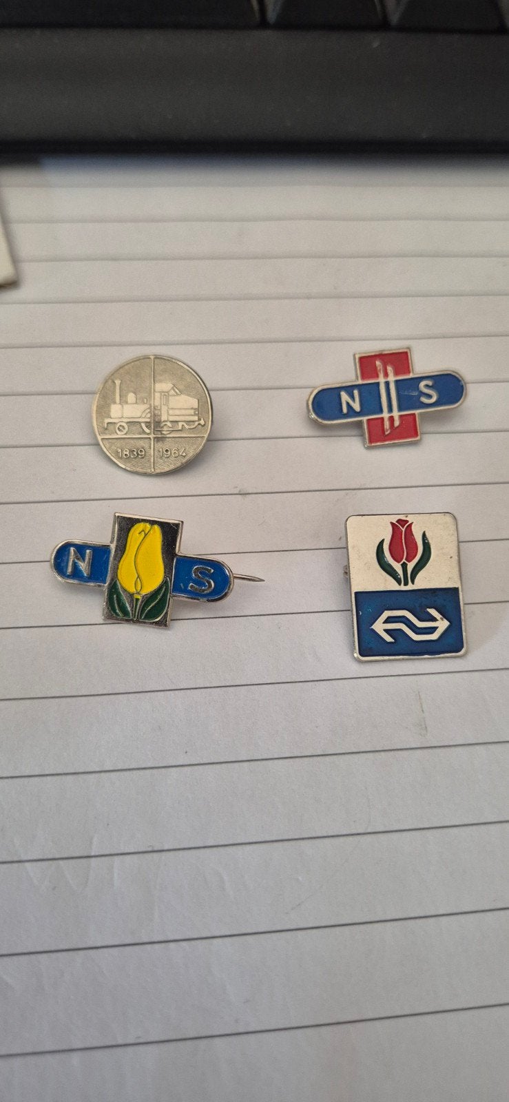 Set van 4 vintage NS broches - Spoorweg memorabilia, Overige materialen, Gebruikt, Overige kleuren, Minder dan 4 cm