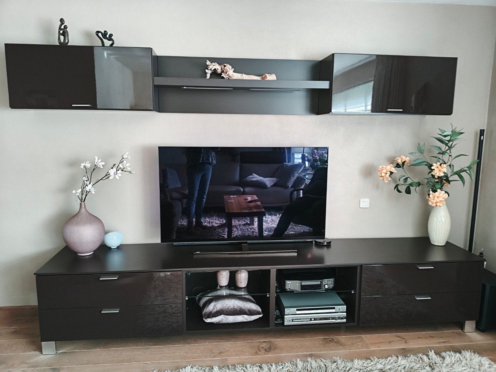 Moderne tv-meubelset met hangkasten en verlichting, Zo goed als nieuw, 200 cm of meer, Modern, 150 tot 200 cm