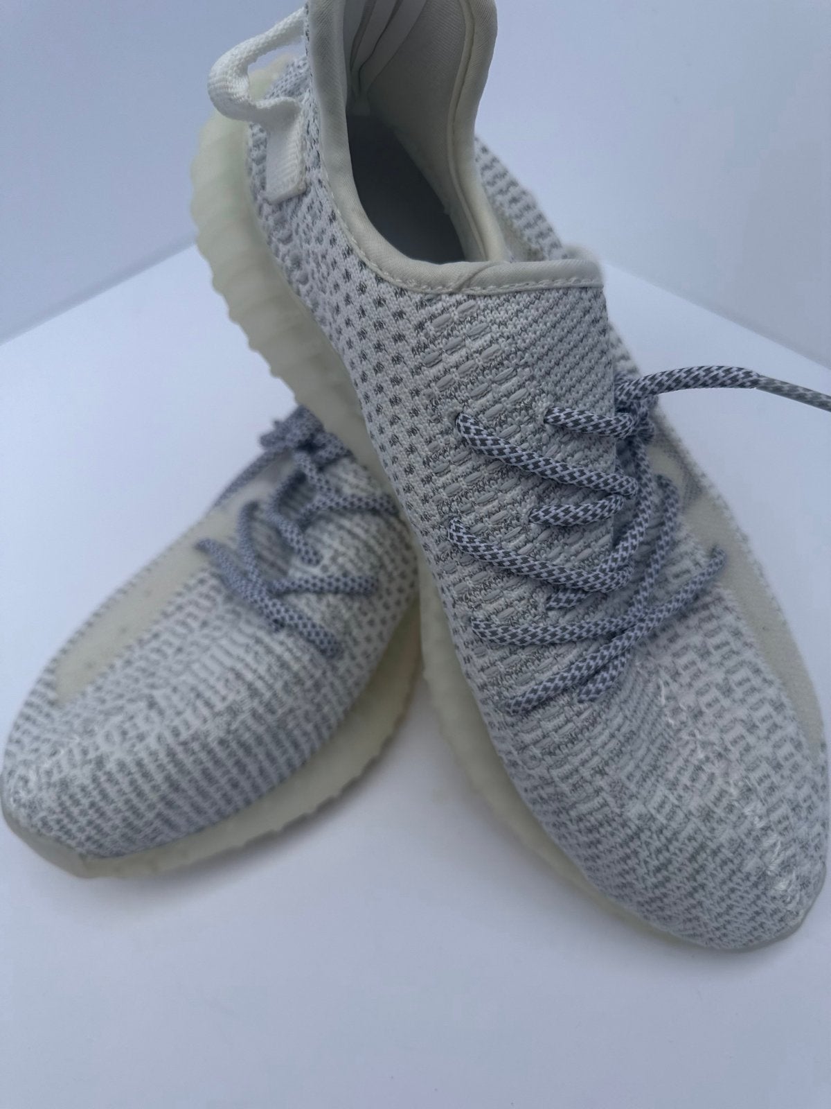 Adidas Yeezy Boost 350 V2 Light - Maat 42, Kleding | Heren, Schoenen, Ophalen of Verzenden, Zo goed als nieuw, Overige kleuren