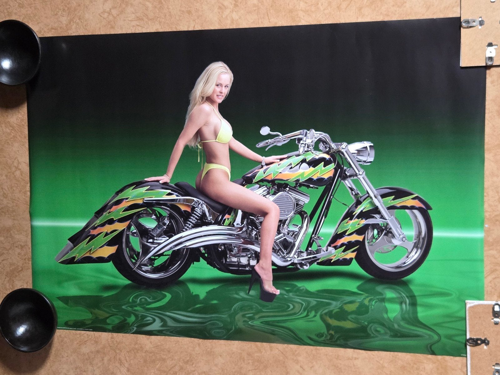 Poster met dame in bikini op motor - 61x91cm, Deurposter of groter, Ophalen of Verzenden, Overige onderwerpen, Rechthoekig Staand