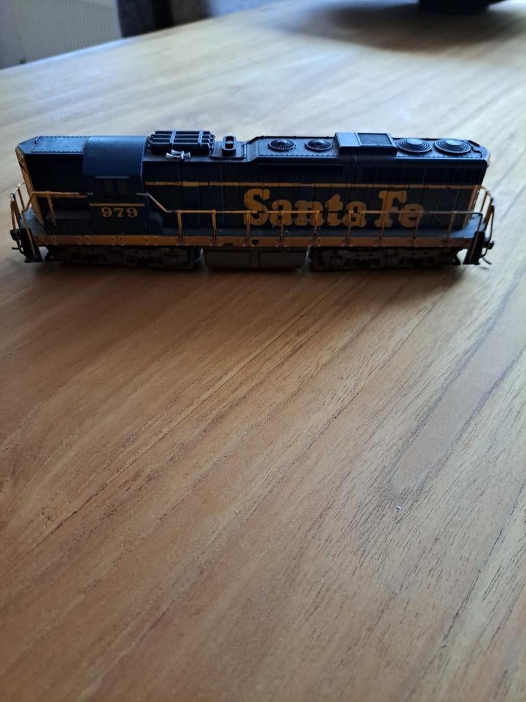 Atlas HO Diessellocomotief SD24 van de Santé Fe, Hobby en Vrije tijd, Modeltreinen | Overige schalen, Ophalen