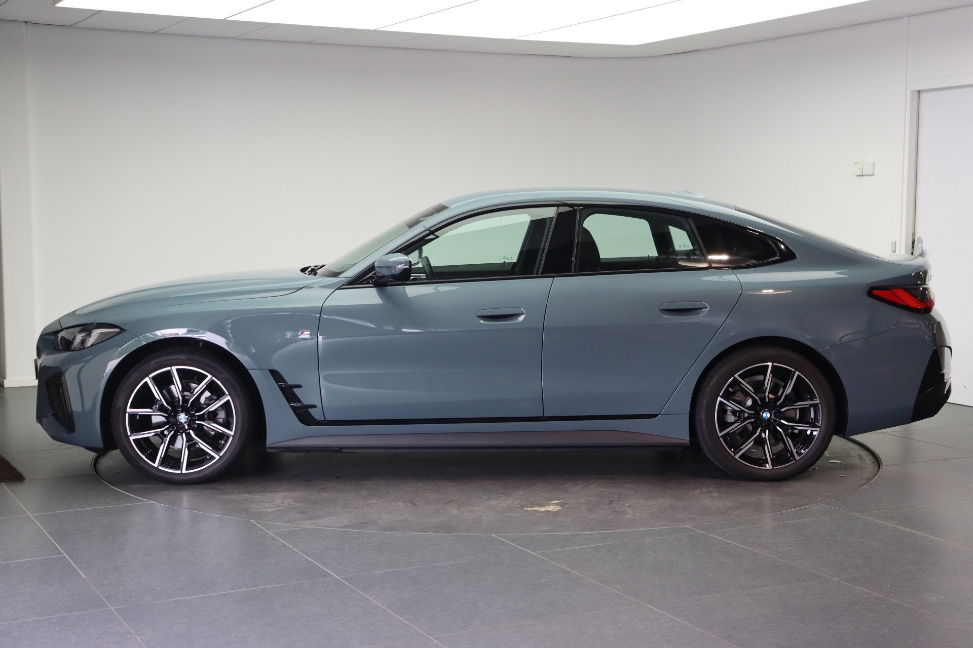 BMW i4 eDrive35 M Sport / Achteruitrijcamera / Stoelverwarmi, Auto's, BMW, Gebruikt, Zwart, Met garantie (alle), 18 min