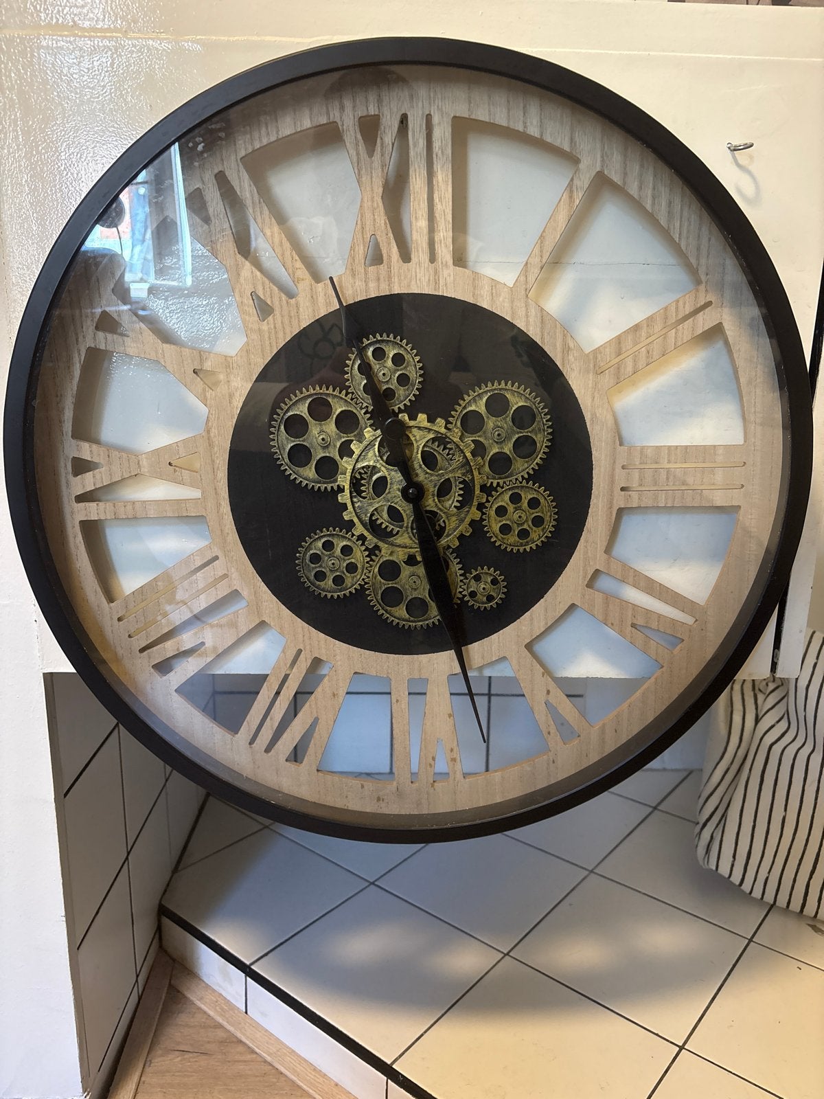 Grote wandklok met zichtbaar uurwerk en Romeinse cijfers, Zichtbaar uurwerk, Vintage, Analoog, Ophalen of Verzenden