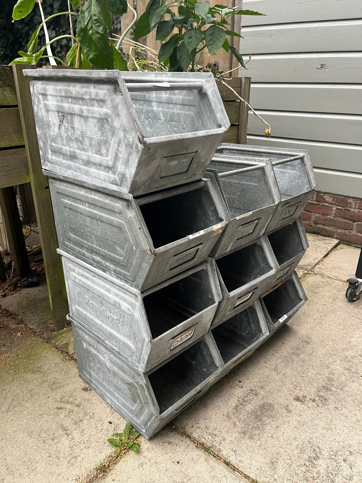 Zinken magazijnbakken / sorteerbakken (10 stuks), Ophalen, Gebruikt, Hout, Houtkachel