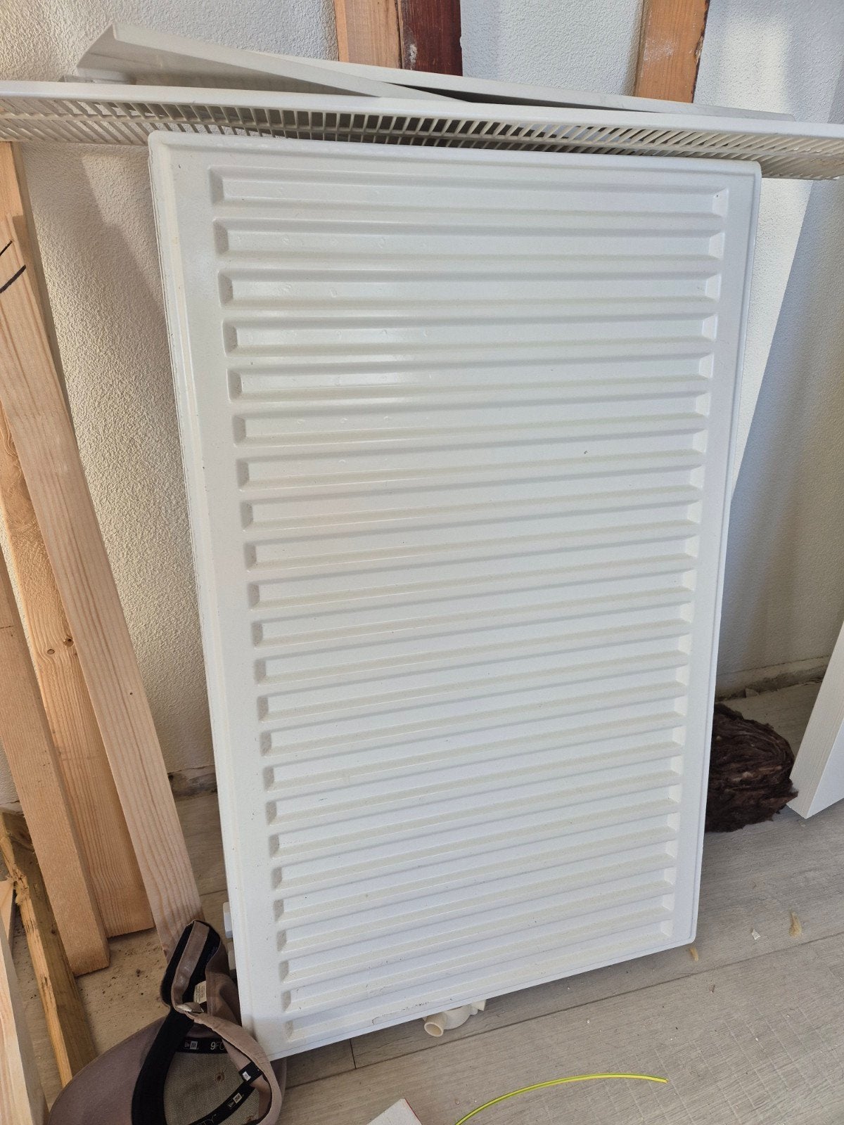 Twee radiatoren met afdekplaten en roosters, Ophalen, 30 tot 80 cm, Gebruikt, Radiator