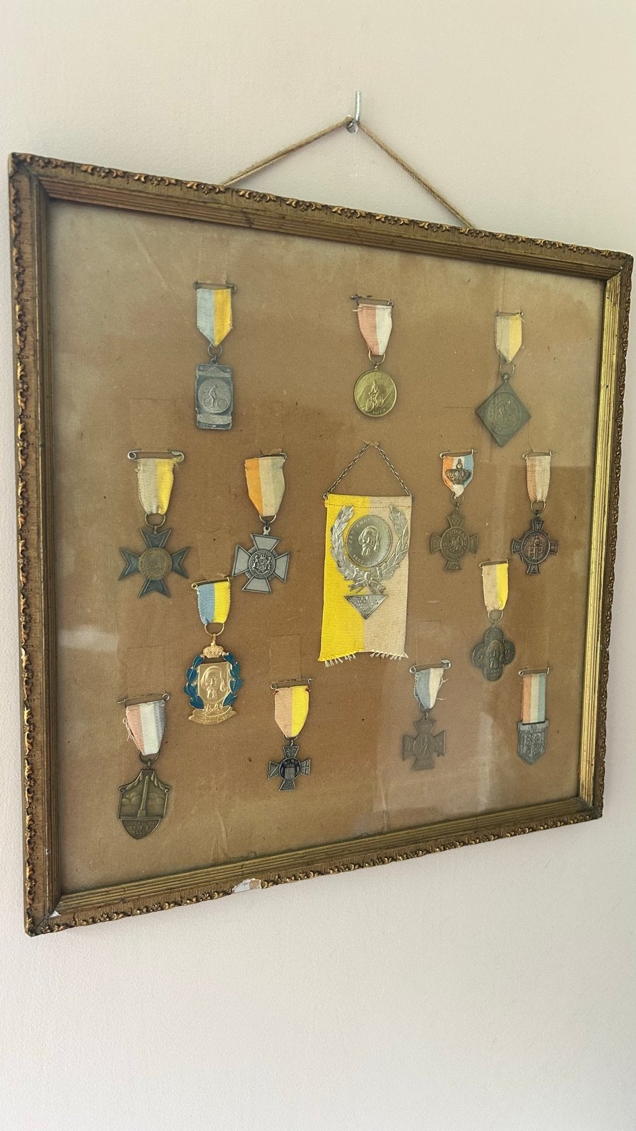 Diverse vooroorlogse medailles uit 1935 met oude foto, Ophalen of Verzenden, Overige soorten, Overige gebieden, Lintje, Medaille of Wings