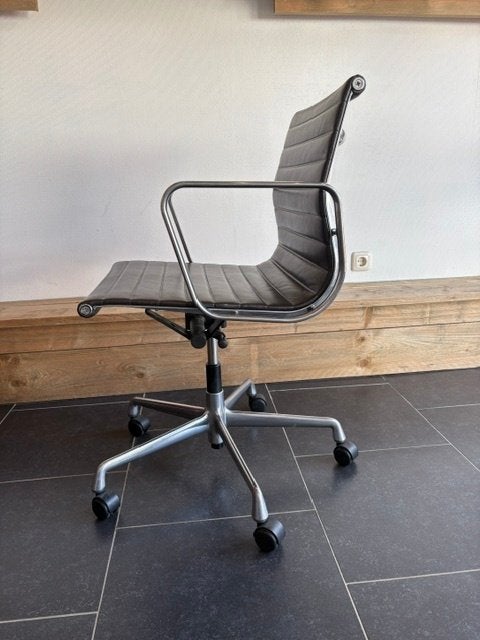 Vitra Eames EA 117 bureaustoel, aluminium, bruin leder, Huis en Inrichting, Bureaustoelen, Vitra, Bruin, Ophalen of Verzenden