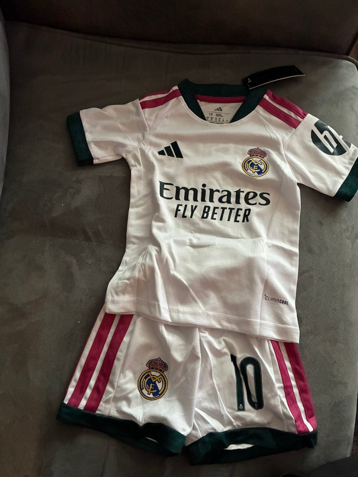 Real Madrid kids set 26/27 maat 134/140, Maat XS of kleiner, Ophalen of Verzenden, Zo goed als nieuw, Shirt