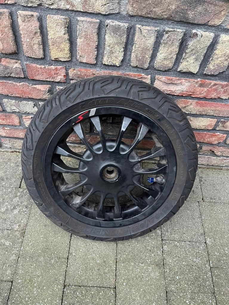 Vespa sprint achtervelg met nieuwe band, Ophalen, Zo goed als nieuw, Overige typen, Vespa
