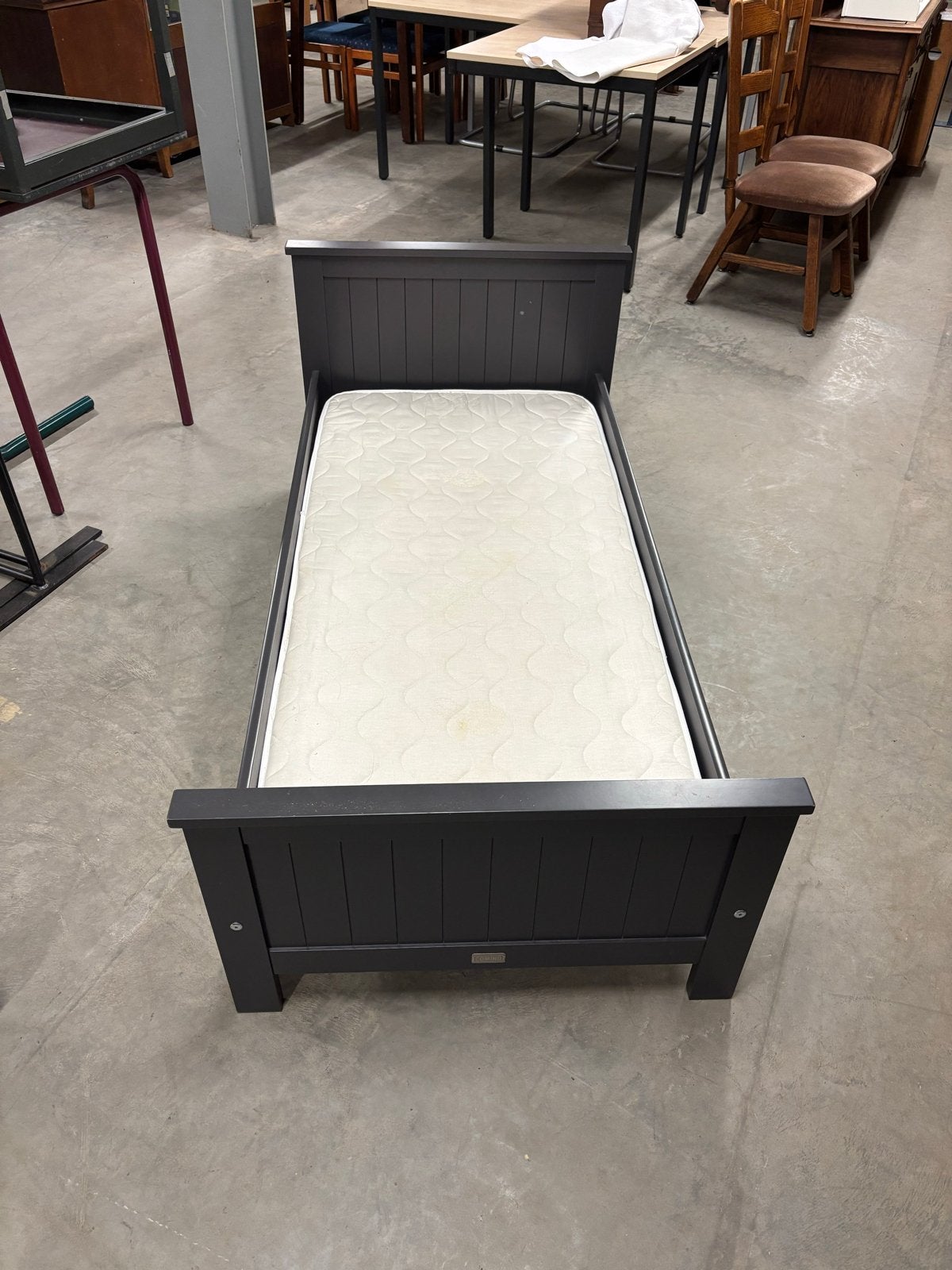 Kinderbed met matras - grijs, Ophalen, Gebruikt, Eenpersoons, 190 cm of minder