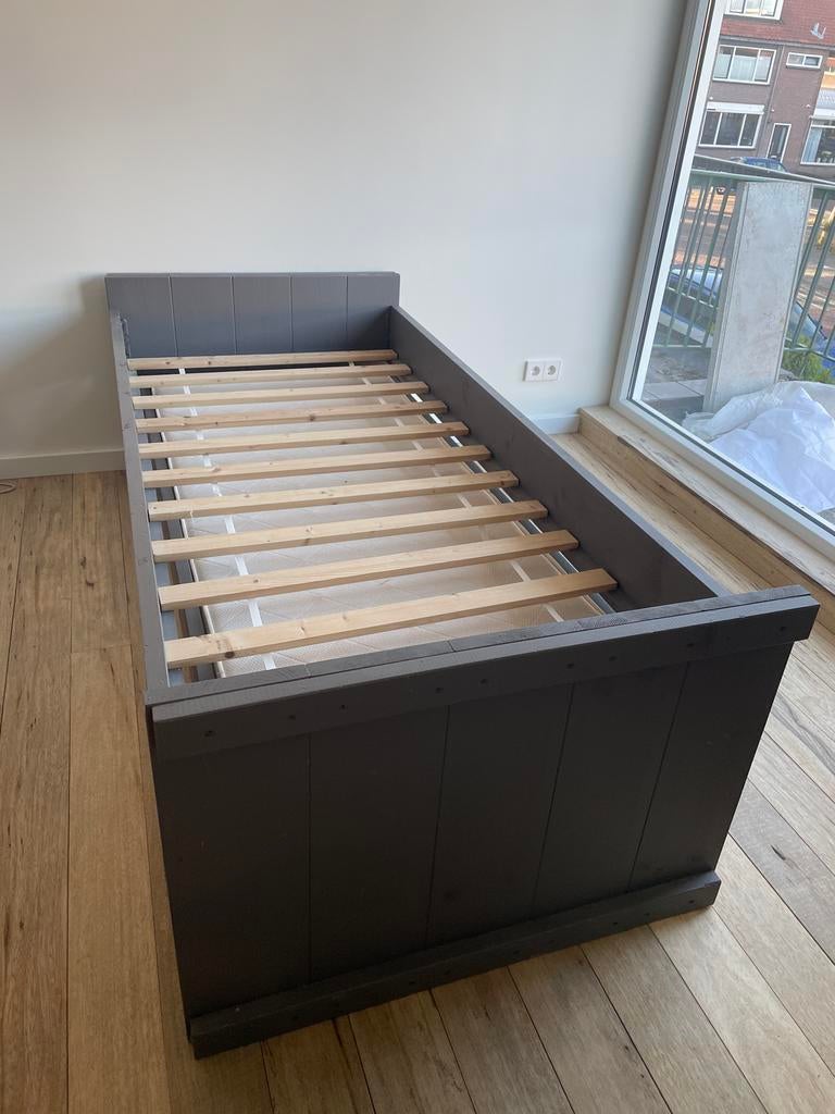 Stevig houten bed met uitschuifbaar logeerbed, Huis en Inrichting, Ophalen, Gebruikt, 90 cm, Eenpersoons