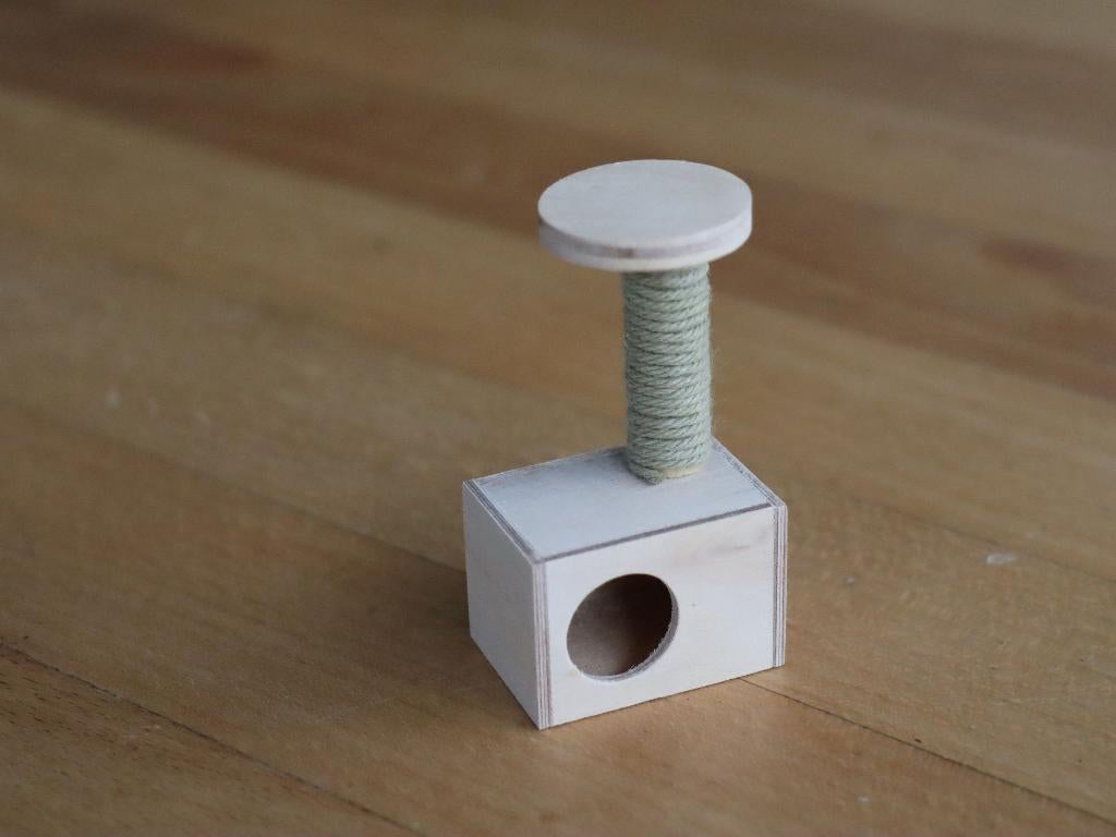 Handgemaakte houten krabpalen voor katten., Verzamelen, Poppenhuizen en Toebehoren, Nieuw, Poppenhuis, Ophalen of Verzenden