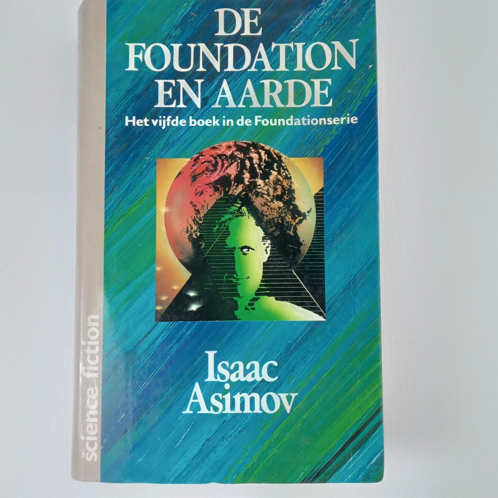 De Foundation en Aarde - Isaac Asimov (Science Fiction), Ophalen of Verzenden, Gelezen