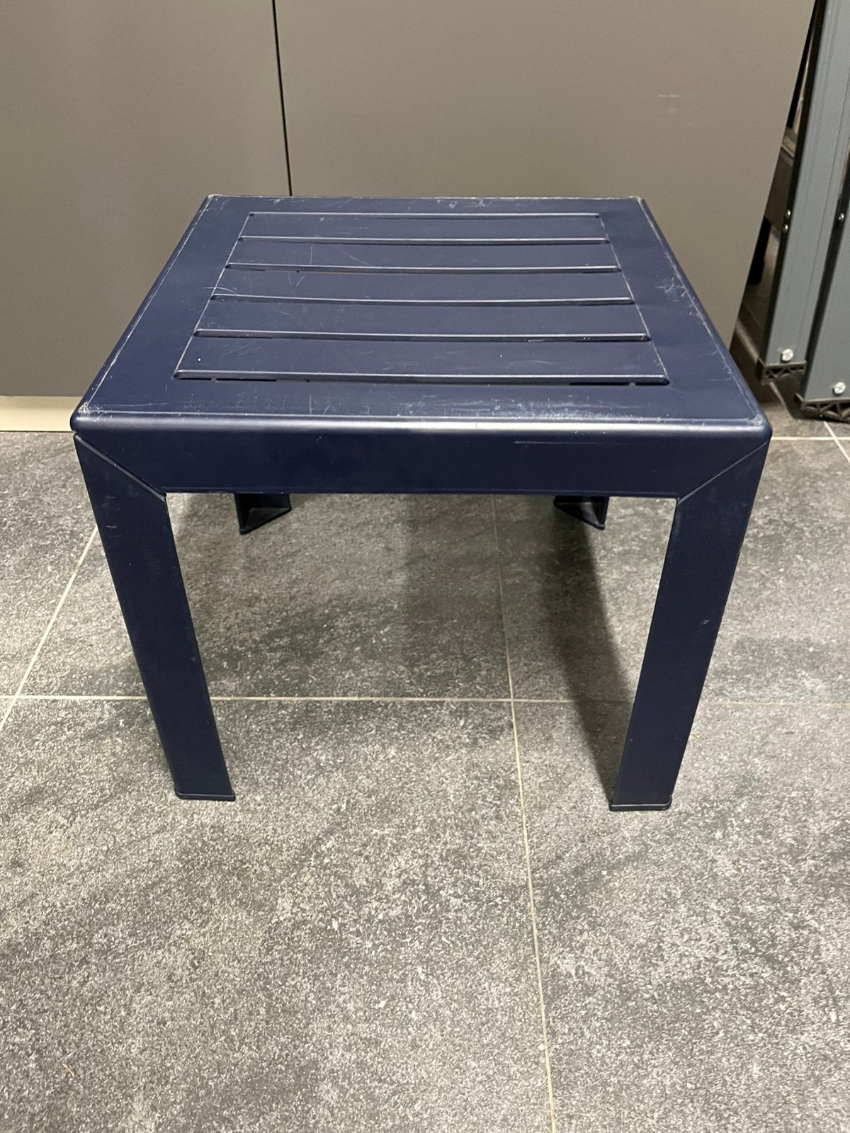 Te koop: lichtgewicht camping bijzettafeltje., Minder dan 55 cm, Rond, Zo goed als nieuw, Ophalen