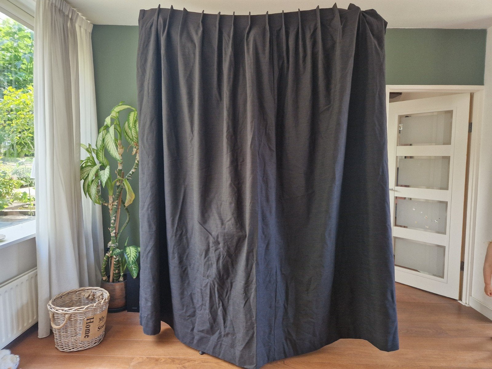 2x Verduisterende Antraciet Gordijnen 300x236cm, Huis en Inrichting, Gebruikt, Verduisterend, Ophalen of Verzenden, Gordijn