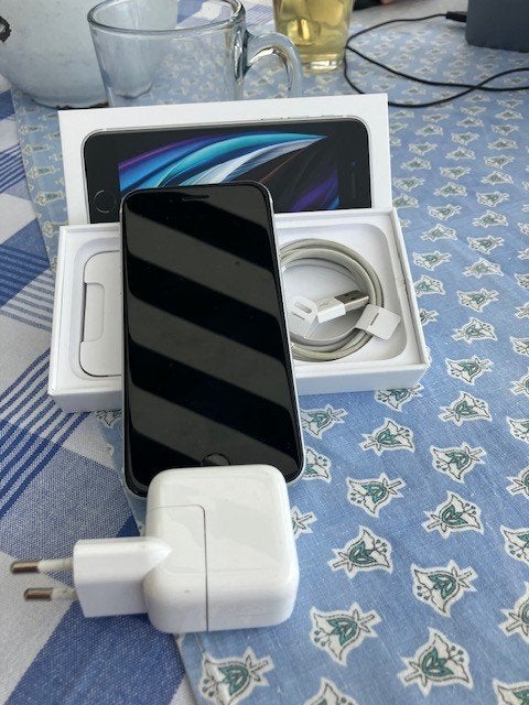 TE KOOP: iPhone SE 2020 - wit - 64 GB, Telecommunicatie, Mobiele telefoons | Apple iPhone, Ophalen, 80 %, Overige modellen, Wit