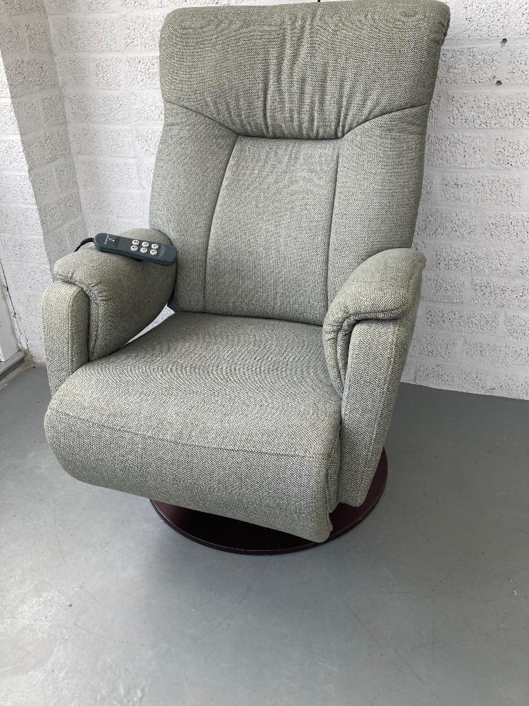 Prachtige relax- en sta op stoel, Prominent  z.g.a.n, maat M, Huis en Inrichting, Ophalen, 75 tot 100 cm, Zo goed als nieuw, Stof
