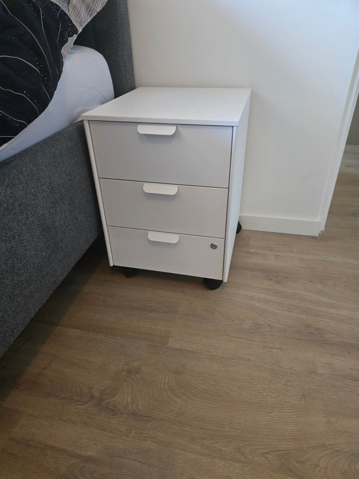 2 Witte Kantoorkasten met Slotlade, Huis en Inrichting, Kasten | Ladekasten, Ophalen, Overige materialen, Gebruikt, 100 tot 150 cm