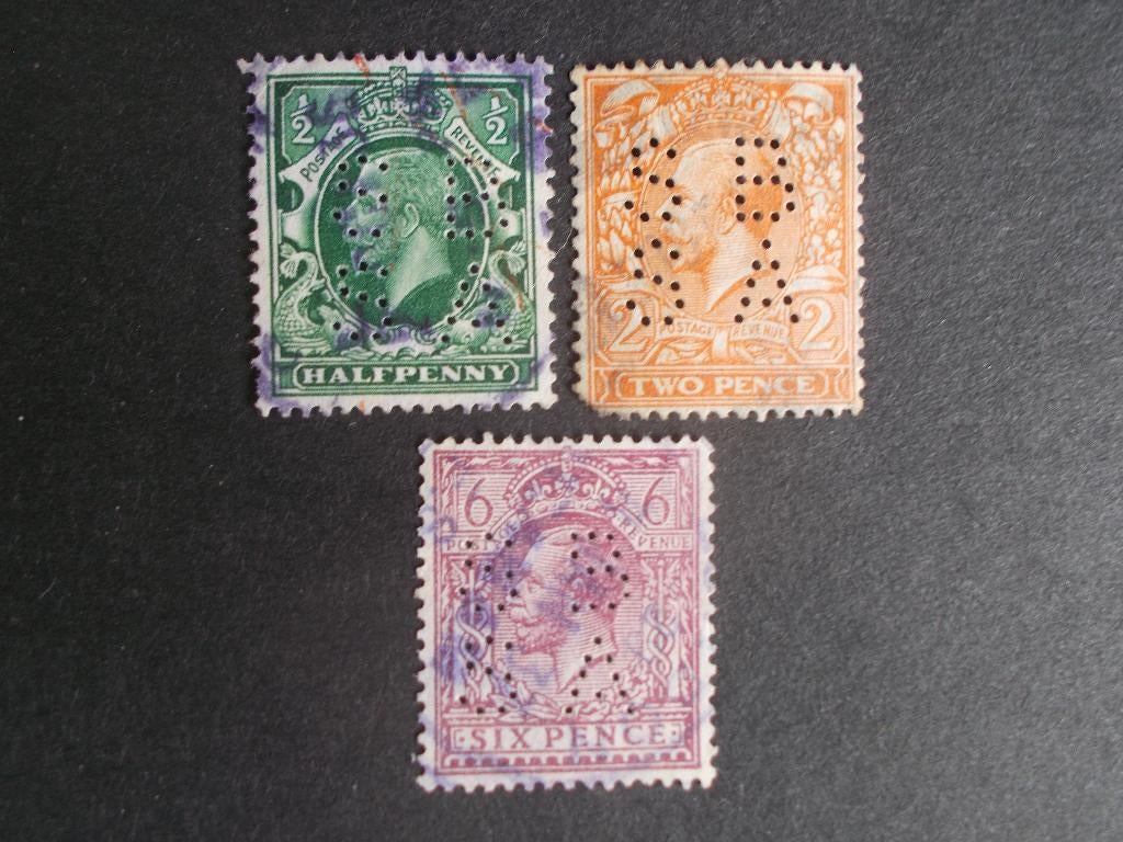 UK, 3 Postzegels Met Perfin Standard Bank Of South Africa., Ophalen