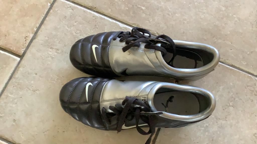 Nike voetbalschoenen mt 43, Maat XS of kleiner, Ophalen of Verzenden, Zo goed als nieuw, Schoenen