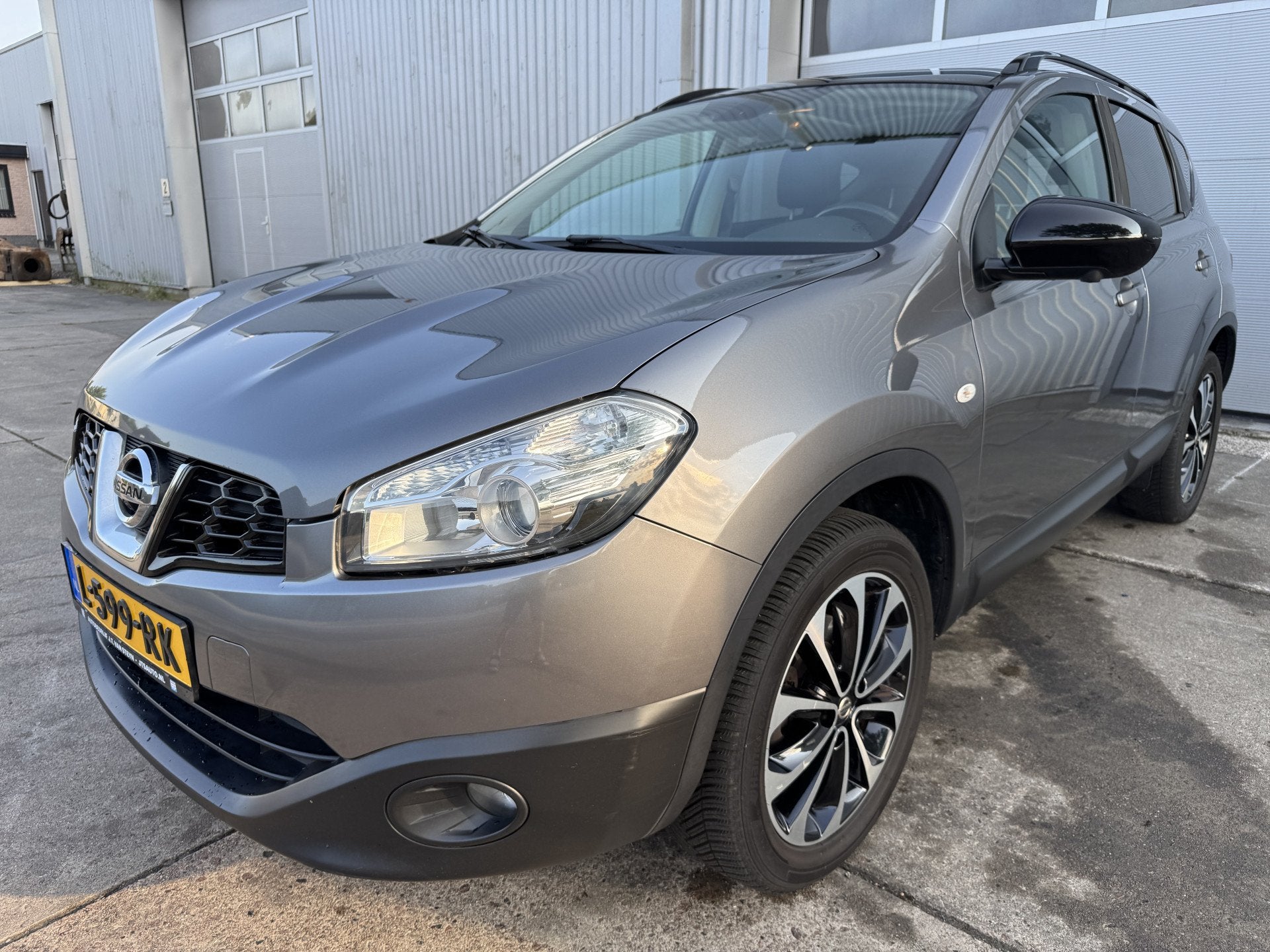 Nissan QASHQAI 1.6 Tech View Panodak Camera Trekhaak. NW APK, Auto's, Nissan, Voorwielaandrijving, Euro 5, Gebruikt, Zwart