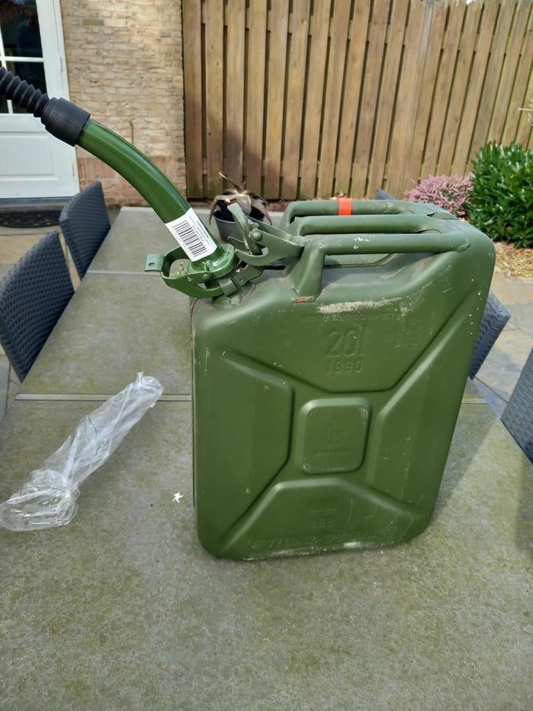 Jerrycan 20L met schenktuit - Militair groen, 1990, Ophalen of Verzenden