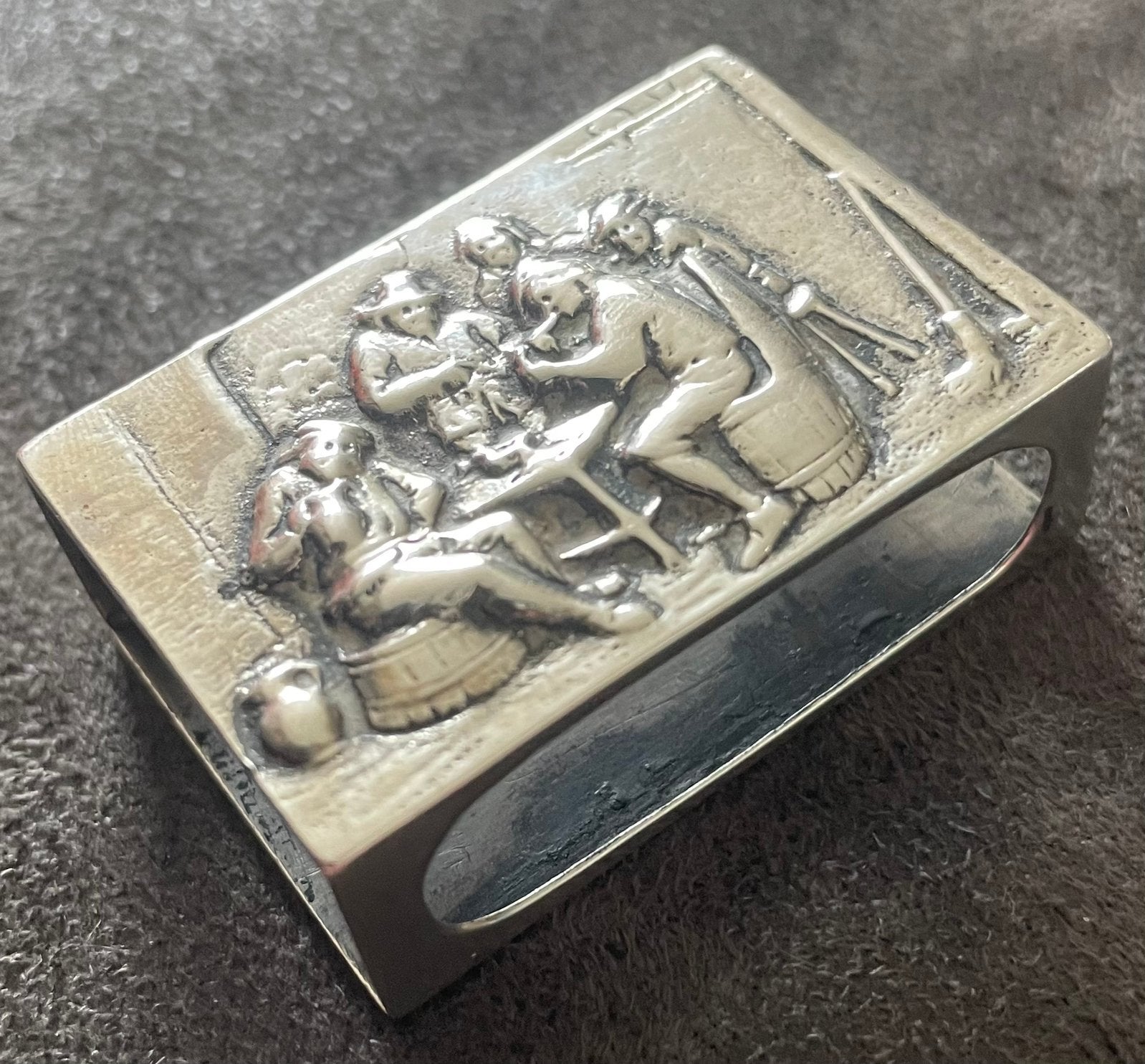 Antiek zilveren luciferdoosje met herbergtafereel, Ophalen of Verzenden, Zilver