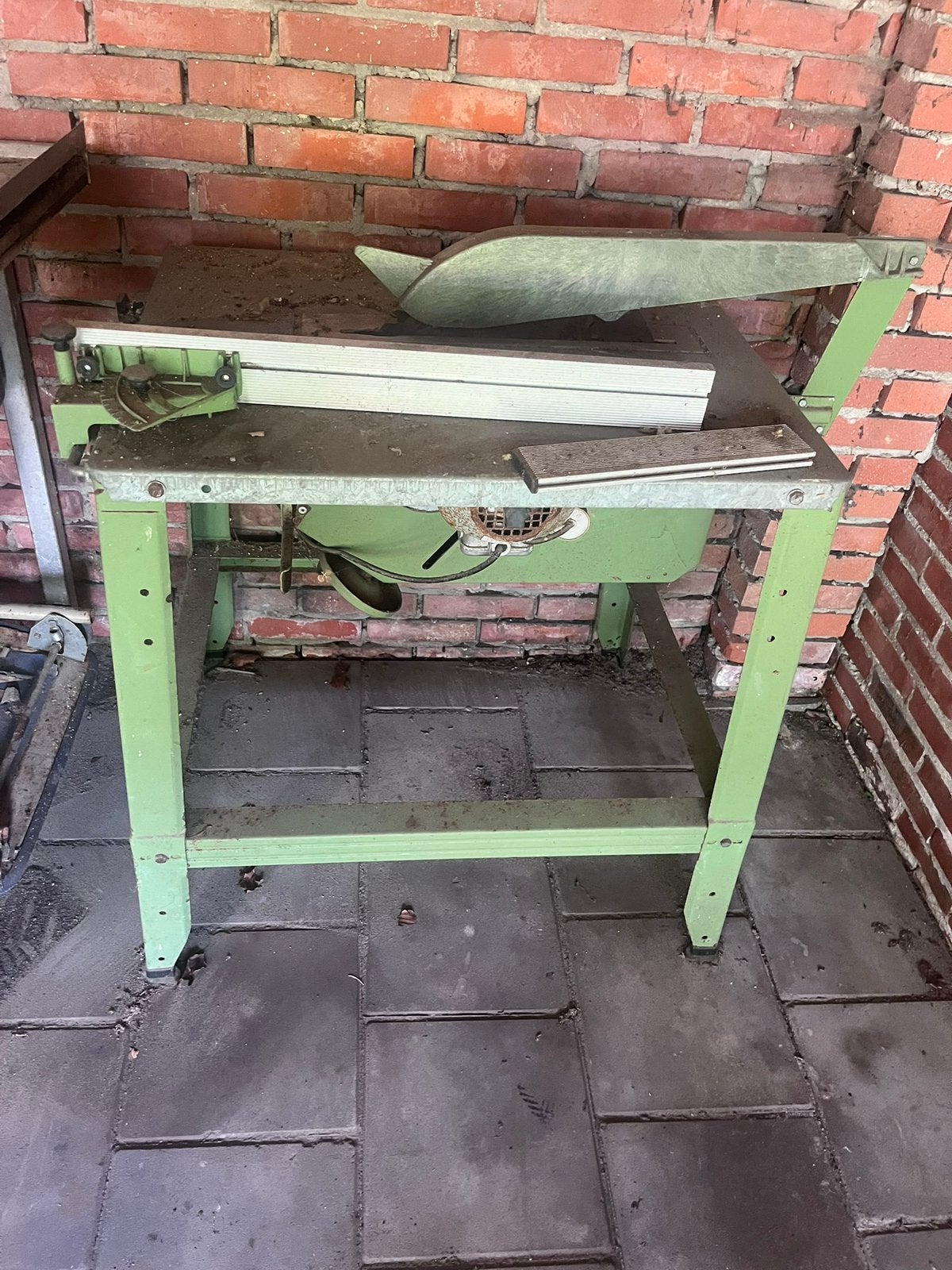 Mooie stevige zaagtafel, Ophalen, Cirkelzaag, Zo goed als nieuw, 30 tot 70 mm