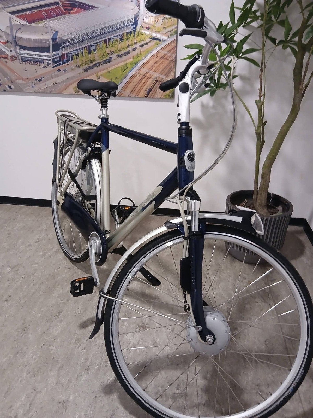 2 elektrische fietsen herenfiets en damesfiets, 56 cm of meer, Ophalen, Zo goed als nieuw