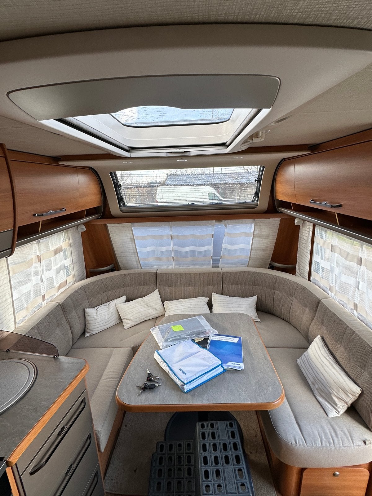 Foto 9 van Hymer Eriba Nova GL 580- Luxe caravan met enkele bedden