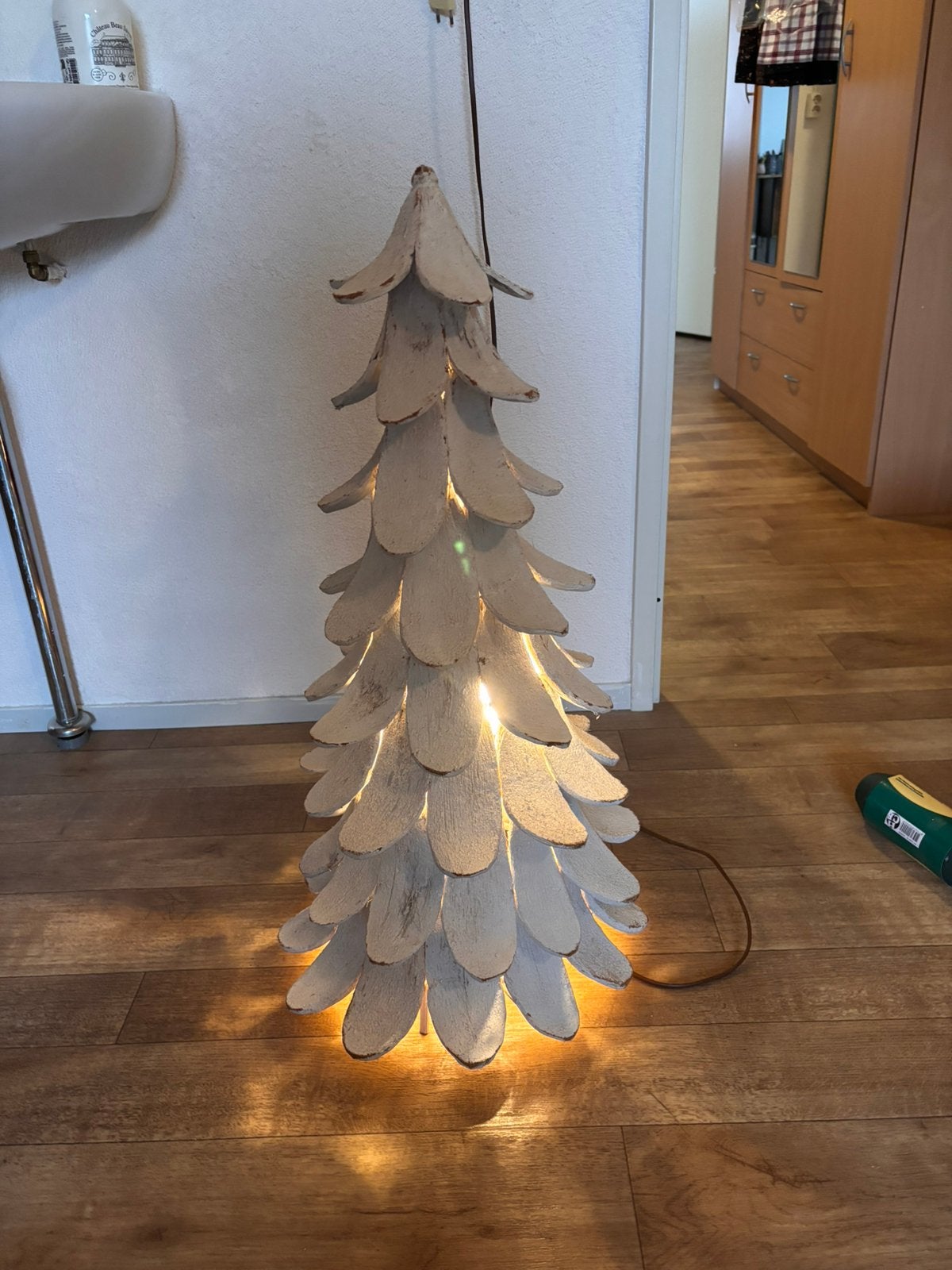 Houten kerstboom met licht 80cm hoog 43 cm breed onderkant, Ophalen, Zo goed als nieuw