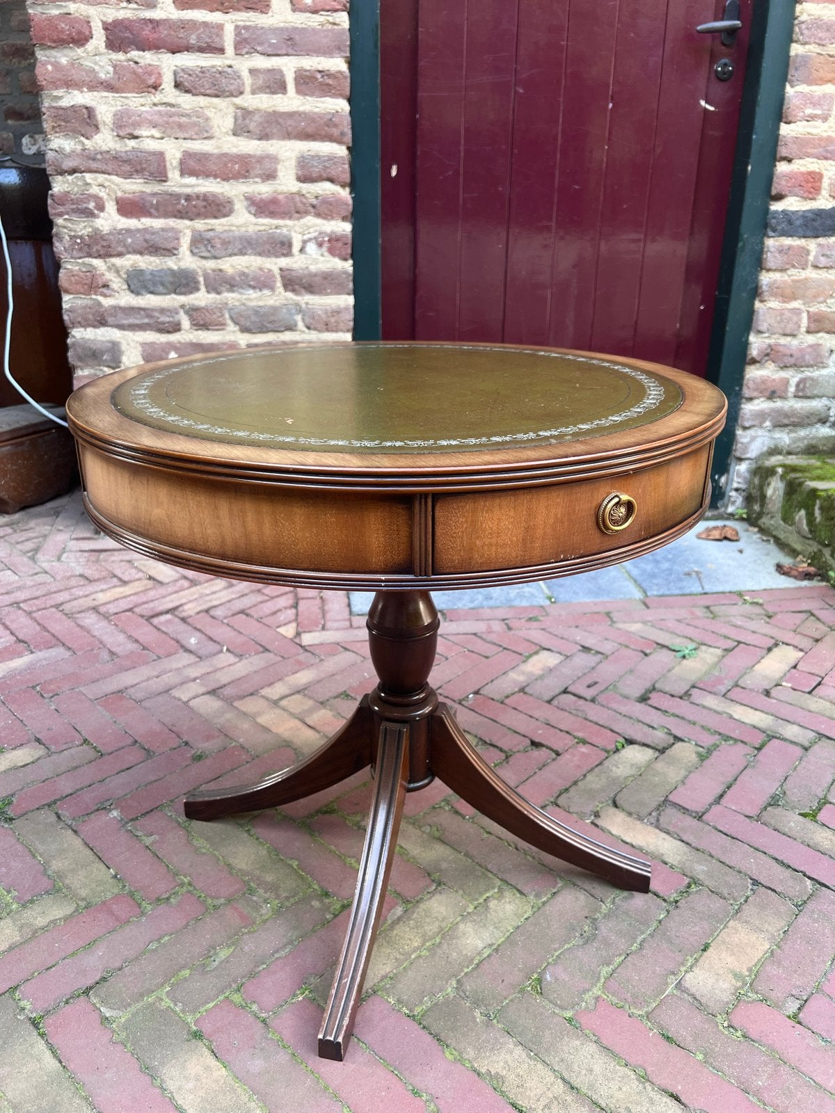 Klassieke houten bijzettafel met leren blad en lade, Gebruikt, Rond, 55 tot 75 cm, Hout
